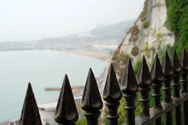 Toppen av en metall staket, i bakgrunden Dover, Kent — Stockfoto