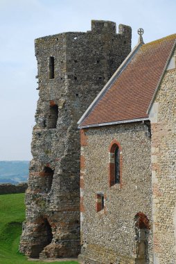 Dover Kalesi, Kent Roma deniz feneri ve Anglo-Sakson kilisede