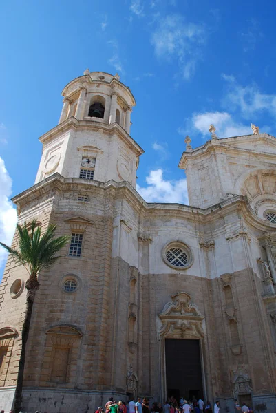 "카디스 대성당"은 스페인 카디스의 로마 가톨릭 교회입니다. — 스톡 사진
