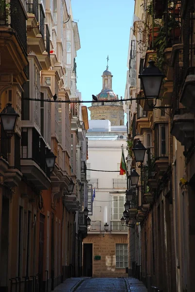 Typisk liten gata i Cadiz, Spanien — Stockfoto