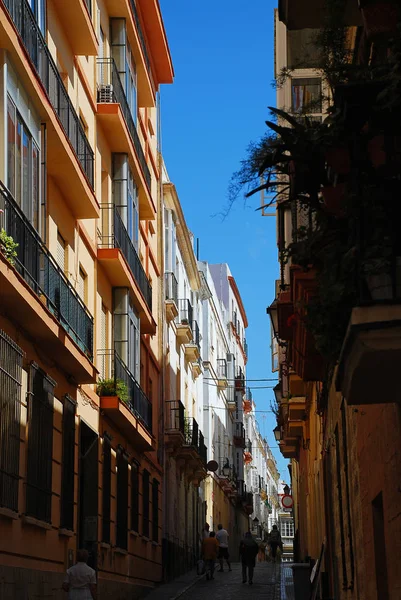 Typisk liten gata i Cadiz, Spanien — Stockfoto
