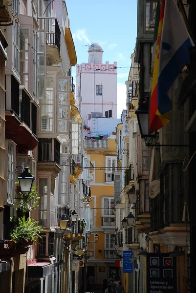 Typisk liten gata i Cadiz, Spanien — Stockfoto