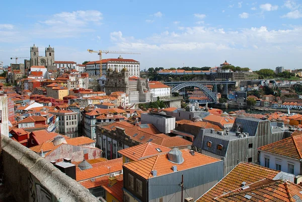 Fachadas coloridas e telhados de casas no Porto, Portugal . — Fotografia de Stock