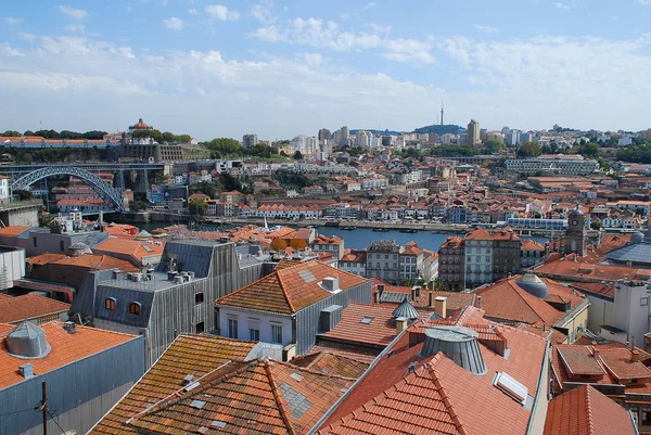 Fachadas coloridas e telhados de casas no Porto, Portugal . — Fotografia de Stock