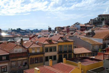 Renkli cephe ve çatı evlerin Porto, Portekiz.