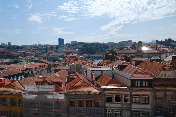 Fachadas coloridas e telhados de casas no Porto, Portugal . — Fotografia de Stock