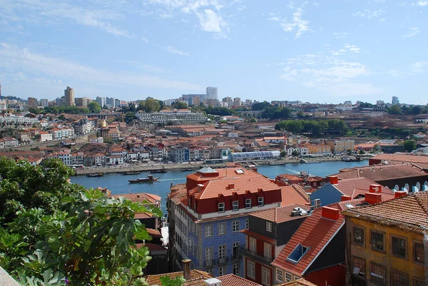 Fachadas coloridas e telhados de casas no Porto, Portugal . — Fotografia de Stock