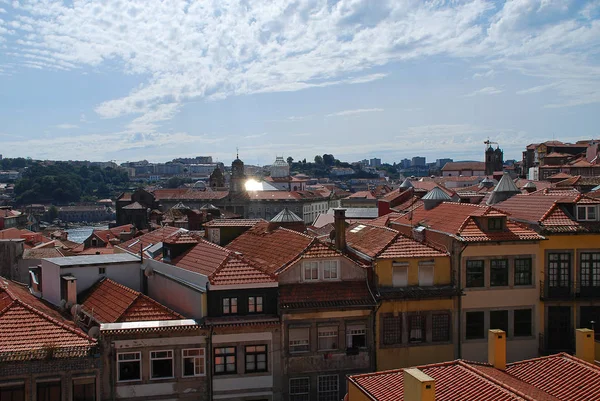 Fachadas coloridas e telhados de casas no Porto, Portugal . — Fotografia de Stock