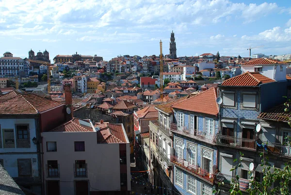 Farbige Fassaden und Dächer von Häusern in porto, portugal. — Stockfoto