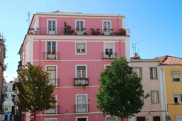 Casa de colores en el Campo de Santa Clara, Lisboa, Portugal — Foto de Stock