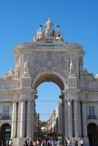 Arco de la Rua Augusta en la Praca do Comercio, Lisboa, Portugal — Foto de Stock