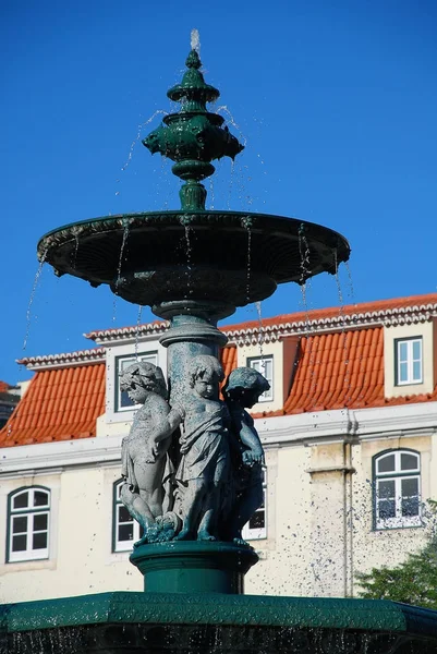 Fuente de bronce de estilo barroco en la plaza Rossio en Lisboa, Portugal — Foto de Stock