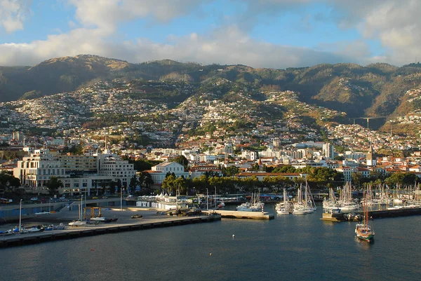 Panoramiczny widok na Funchal na Maderze. Portugalia — Zdjęcie stockowe