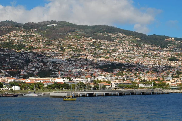 Panoramiczny widok na Funchal na Maderze. Portugalia — Zdjęcie stockowe