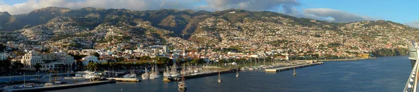 Panoramiczny widok na Funchal na Maderze. Portugalia — Zdjęcie stockowe