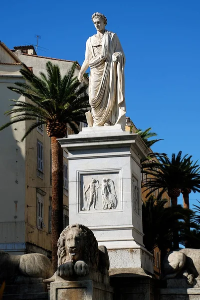 Estatua de Napoleón como primer cónsul en la plaza Foch, Ajaccio, Córcega, Francia — Foto de Stock