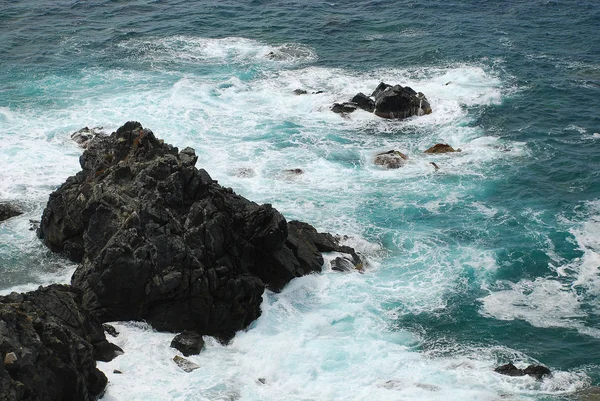 Kustnära scen, blå hav av vitt skum i närheten Pointe de la Parata, Ajaccio, Korsika, Frankrike — Stockfoto