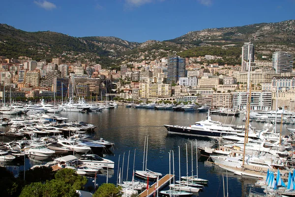 Yachts and sailing boats in the Port Hercule in City of Monaco — Stock Photo, Image