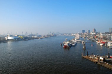 Hamburg limanının havadan görünümü, güneşli bir gün