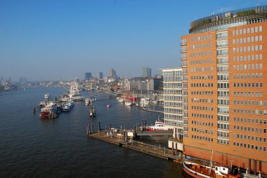 Hamburg limanının havadan görünümü, güneşli bir gün