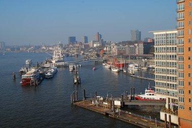Hamburg limanının havadan görünümü, güneşli bir gün