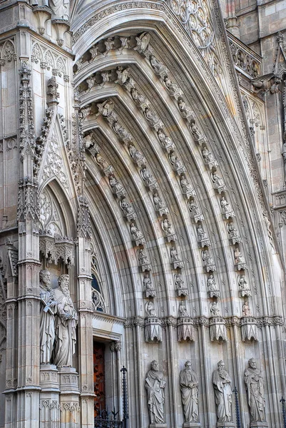 Hlavní vchod z barcelonské katedrály, Barcelona, Španělsko — Stock fotografie