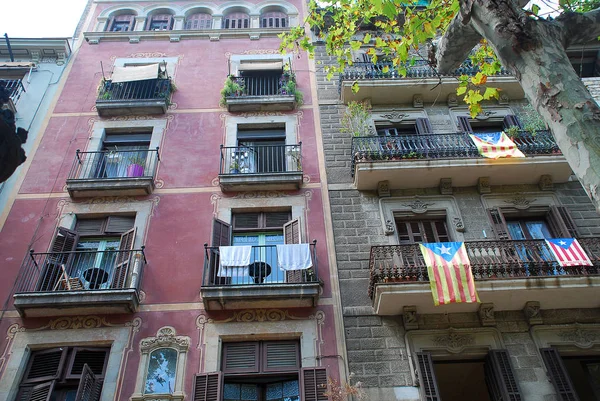 Typiskt husfasader i Barcelona, Spanien. — Stockfoto