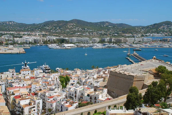 Ibiza, Spagna: Vista dal centro storico al porto — Foto Stock