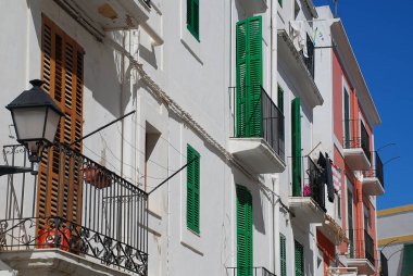 Tipik ev cephe Ibiza kent, İspanya.