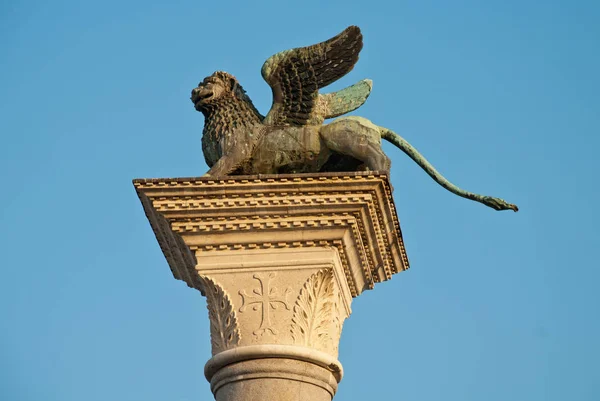 Venecia, Italia: La columna en la Piazzetta di San Marco, león — Foto de Stock