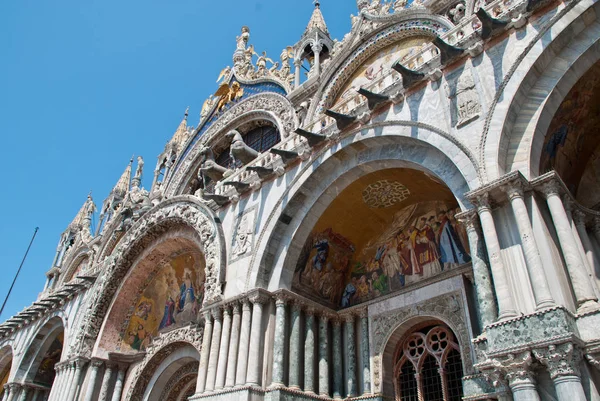 Venedig, Italien: Basilika San Marco, Fassade, triumphale Quadriga — Stockfoto