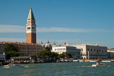Güneşli bir günde Venedik (İtalya, Avrupa): Giudecca Campanile ve Ducale Kanalı veya Doge Sarayı 'ndan görüntü