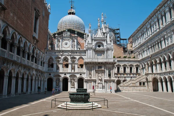 Veneza, Itália: pátio interno do Palácio do Doge branco — Fotografia de Stock