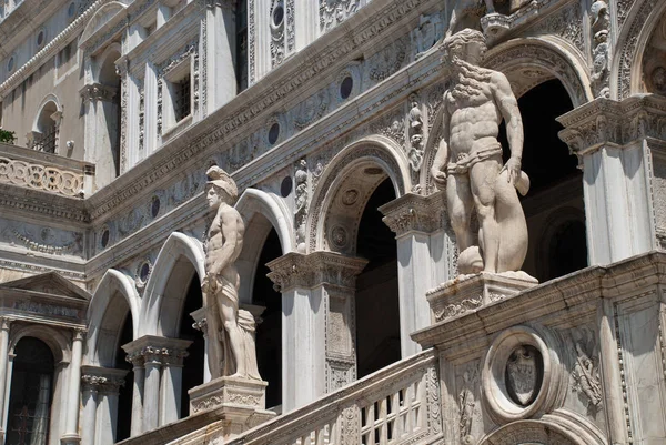 Venedig, Italien: Nahaufnahme der Fassade des weißen Dogenpalastes, Innenhof — Stockfoto