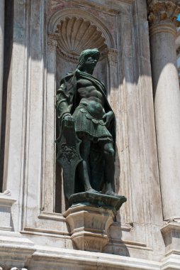 Venedik, İtalya: Arco Foscari cephesinde bronz heykel