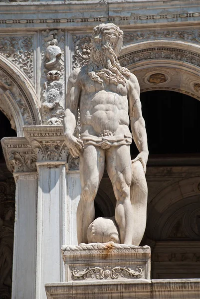 Veneza Itália Uma Estátua Netuno Deus Romano Mar Localizada Escadaria — Fotografia de Stock