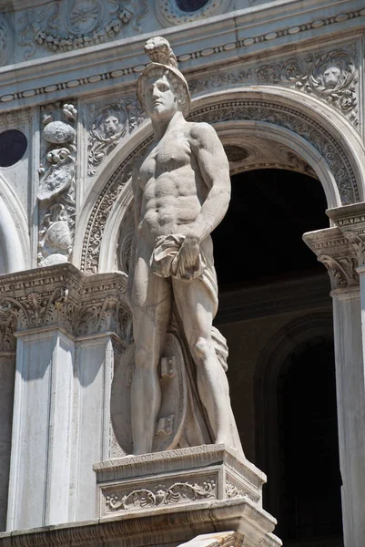 Venecia Italia Una Estatua Marte Dios Romano Guerra Situada Escalera — Foto de Stock