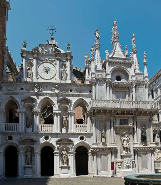 Veneza, Itália: O Arco Foscari está no pátio do Palazzo Ducale — Fotografia de Stock