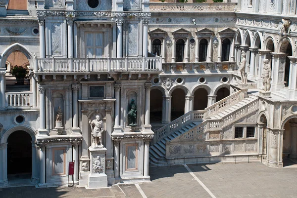 Velence, Olaszország: Az Arco Foscari és a Giants lépcsőház — Stock Fotó