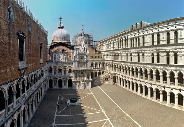 Veneza, Itália: pátio interno do Palácio do Doge branco — Fotografia de Stock