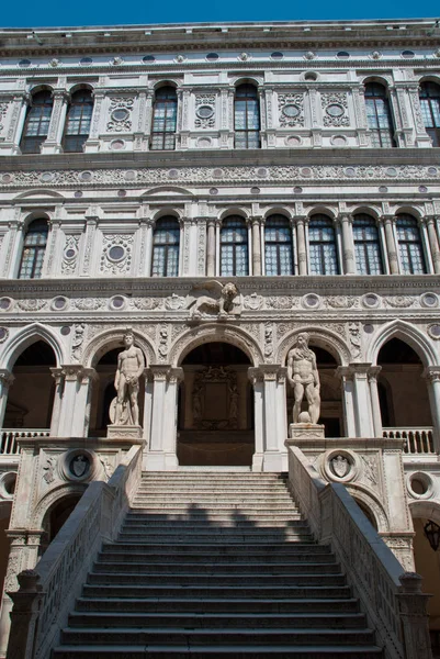 Veneza, Itália: Doges Palace courtyard, Giants Staircase . — Fotografia de Stock