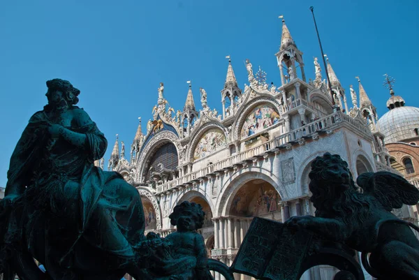 Veneza, Itália: Clubes em frente à Basílica de São Marcos — Fotografia de Stock