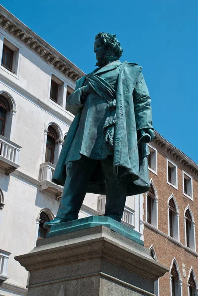 Venecia, Italia: Vista a la estatua del patriota italiano Daniele Manin — Foto de Stock