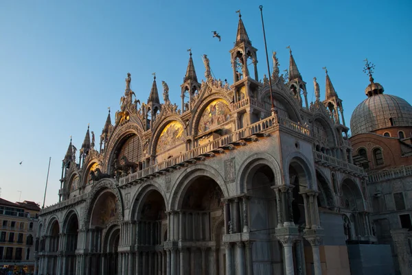 Veneza, Itália: Basílica de São Marcos com a Quadriga Triunfal — Fotografia de Stock