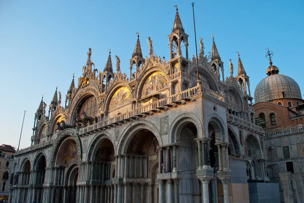 Венеція, Італія: Базиліка Святого Марка з тріумфальною квадригою — стокове фото