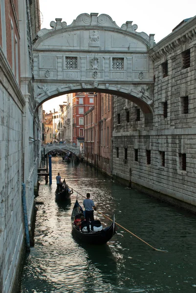 Venise, Italie : Gondole sur petit canal passant vers le célèbre Pont des Soupirs — Photo