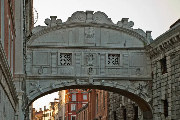 Veneza, Itália: Ponte dei Sospiri, Ponte dos Suspiros, ponte veneziana passa sobre o Rio di Palazzo — Fotografia de Stock