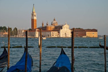 Venedik, İtalya: arkada San Giorgio Maggiore kilisesi bulunan geleneksel Gondola Kanal Grande