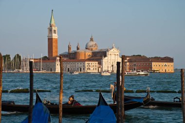 Venedik, İtalya: arkada San Giorgio Maggiore kilisesi bulunan geleneksel Gondola Kanal Grande