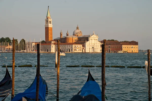 Venedik, İtalya: arkada San Giorgio Maggiore kilisesi bulunan geleneksel Gondola Kanal Grande